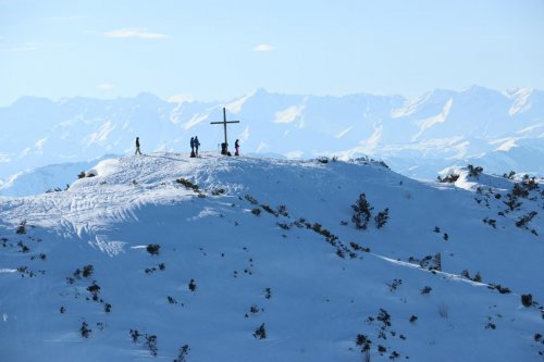Nachbar-Gipfel mit Alpenkette