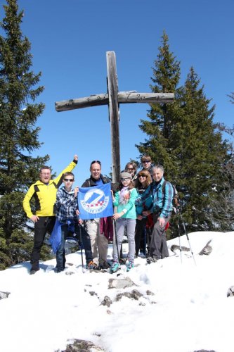 Gruppenfoto mit Ski-Club-Banner