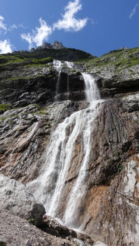 am Abstiegsweg ein riesen Wasserfall