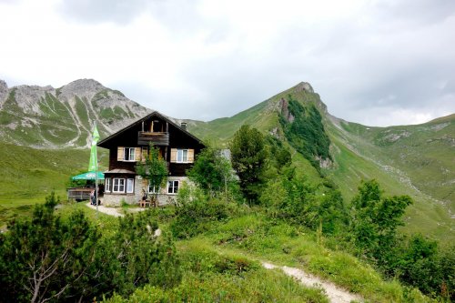 Die Landsberger Hütte mit Steinkarspitze (li.) und Rote Spitze