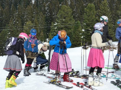 … Trachten-Skifahrer-Gruppen