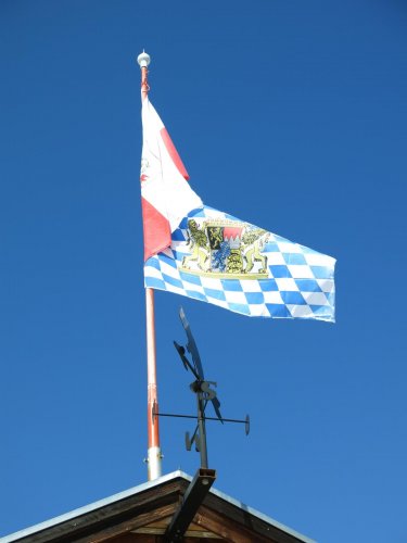 … mit Bayern- und Österreich-Fahne …